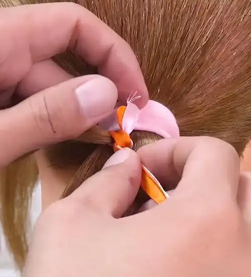 彩带编发教程图解,儿童三股辫加彩带编法