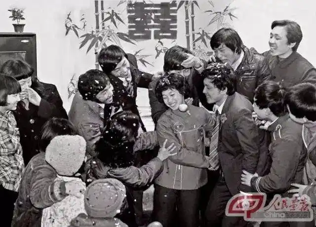 1985 年,长春一户人家的结婚现场.婚礼虽不豪华,却充满温情.