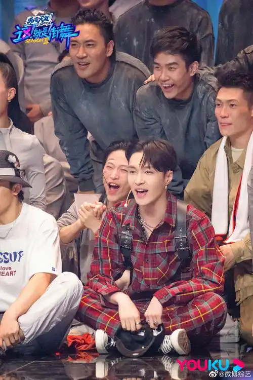 张艺兴红色格纹运动套装##这就是街舞