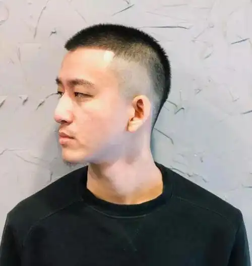 飞机头搭配松蓬的造型设计,非常帅气,轻松潦倒一片女神哦.