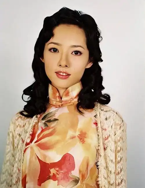 初入娱乐圈的时候郭碧婷还只是一个小小的平面模特,偶尔拍拍杂志,又