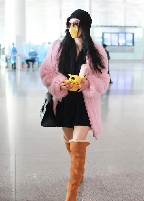 范冰冰1月19日走机场冬天穿裙子短到大腿根外搭皮草超贵气