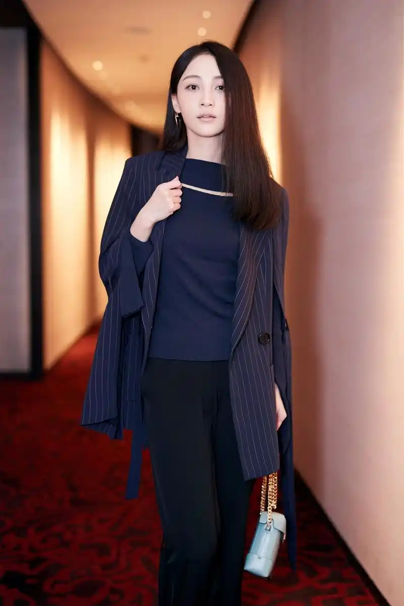 姚笛首次西装look帅气现身时装周