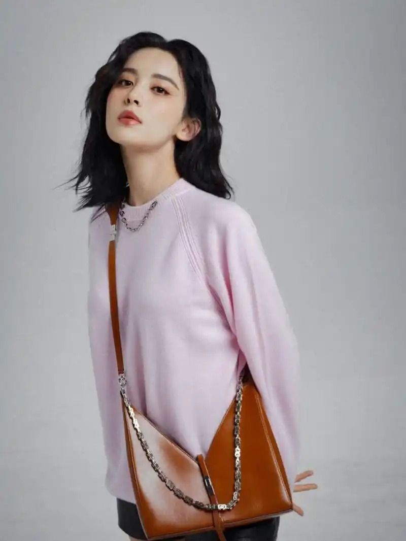 古力娜扎近期两组穿搭造型科普