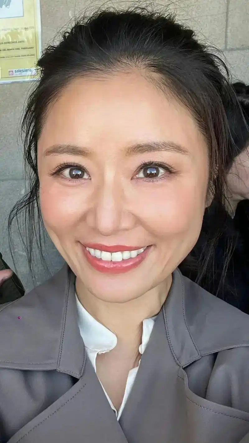 年近50的林心如,即便把照片放大也很难在她脸上找到岁月的痕迹.