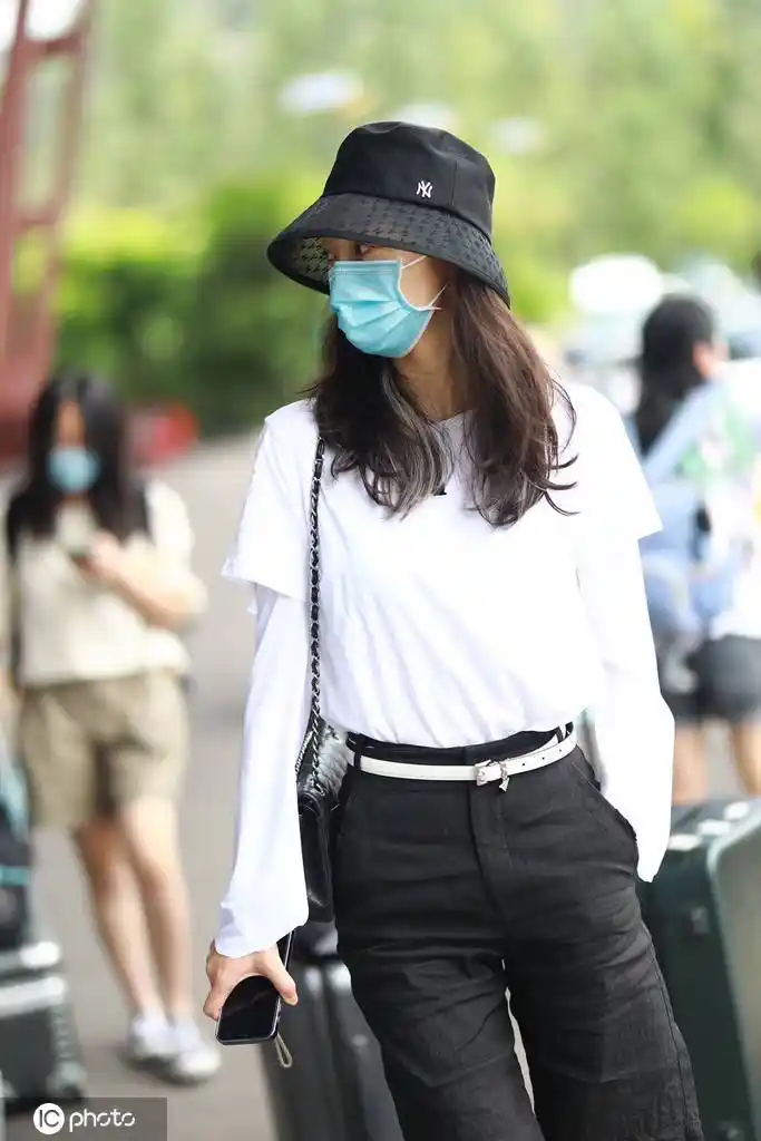 韩雪身穿白衬衫搭配黑色中裤气质清冷 绒面拖鞋