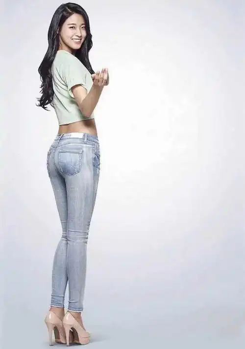 紧身牛仔裤修身的设计可以打造女性美丽的曲线!