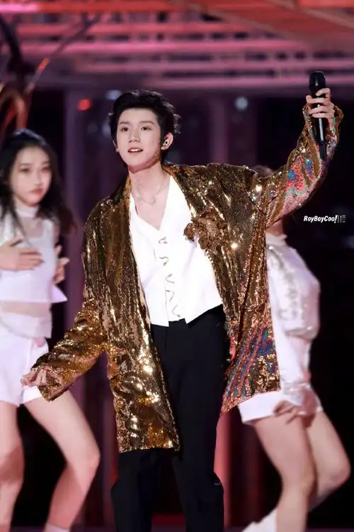 2023跨年演唱会上以精彩绝伦的舞台表演震撼观众和业界的全能艺人王源