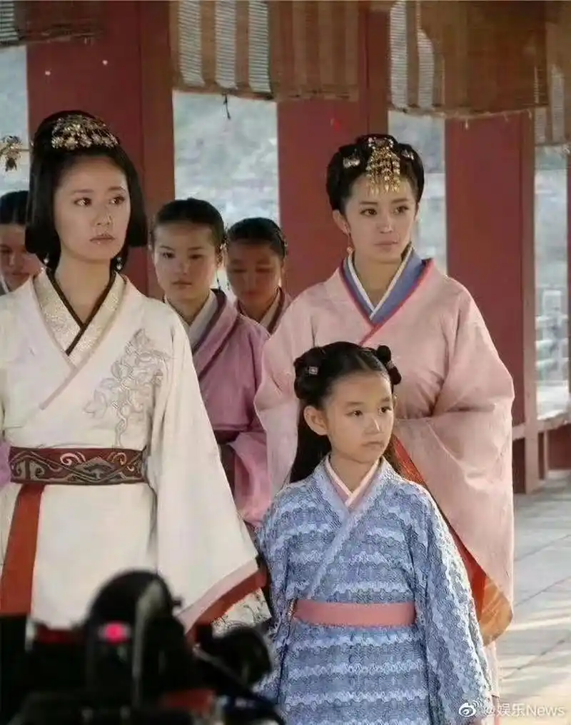 杨幂和蒋依依张雪迎早期合照,蒋依依现在也长大了,幂姐真的红了好多年