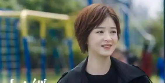 但是就在大家熟悉了微胖的蒋欣之后,这两年,蒋欣突然开始意识到减肥的