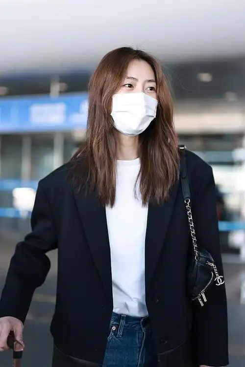 组图:刘雯黑色西装搭白t恤现身机场 干练不失优雅尽显气场