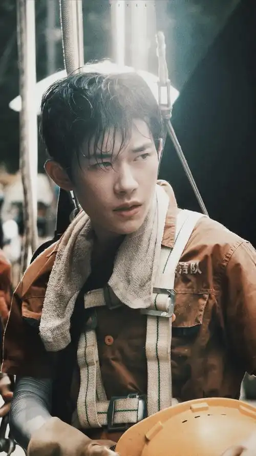 易烊千玺主演电影奇迹笨小孩预售总票房突破6000万