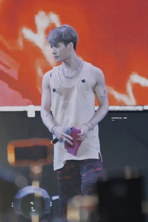 3国潮音乐节]王嘉尔炸场8首连唱!牛我说累了!