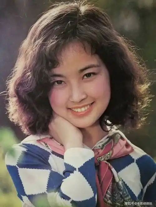 73岁刘晓庆近况曝光,直播带货卖珠宝,皮肤状态看起来像少女