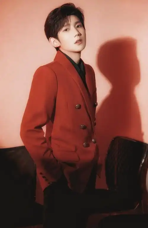 王源献唱《理想照耀中国》主题曲 清亮嗓音歌颂青春"理想"