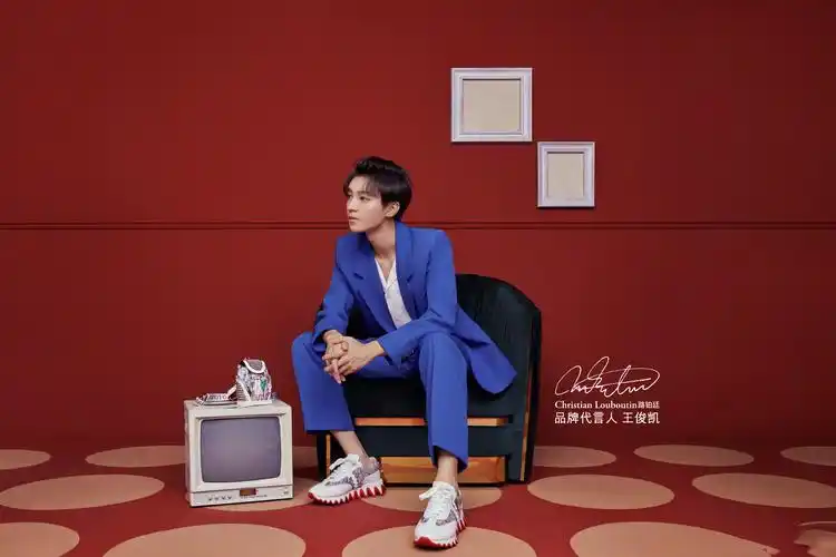 王俊凯演绎品牌七夕情人节限定系列,身穿潮酷运动鞋瞩目亮相