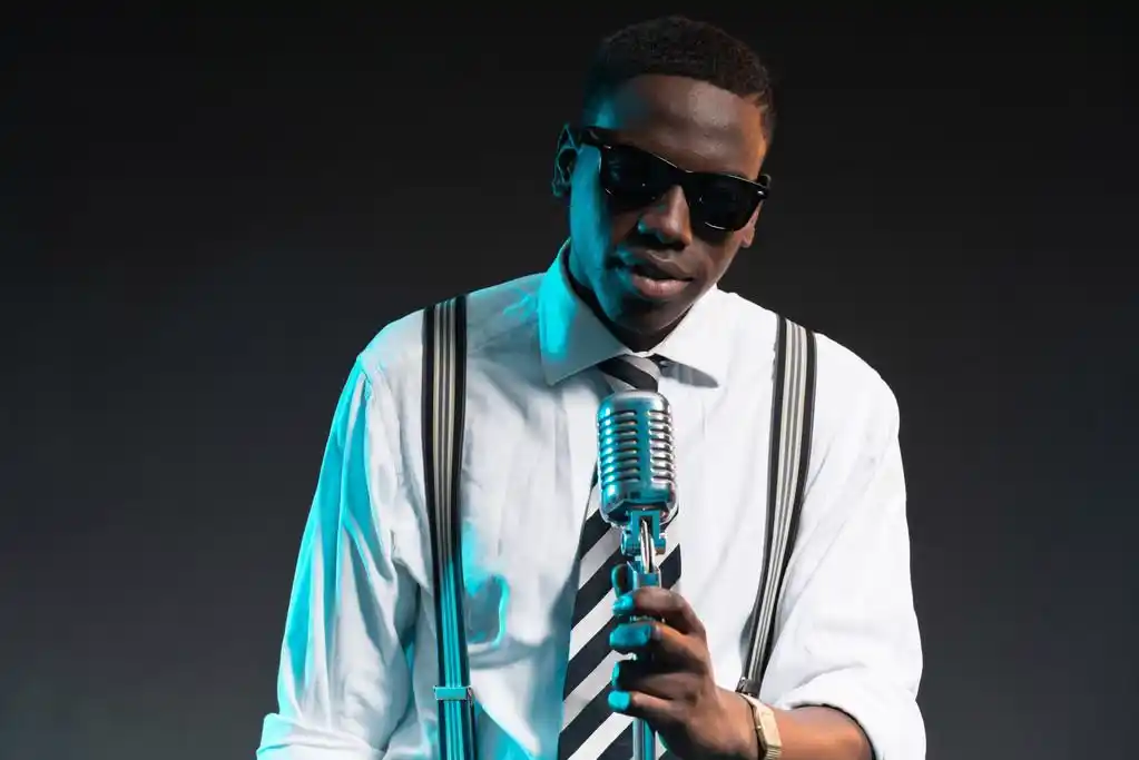 用麦克风复古非洲裔美国爵士乐歌手.穿狮