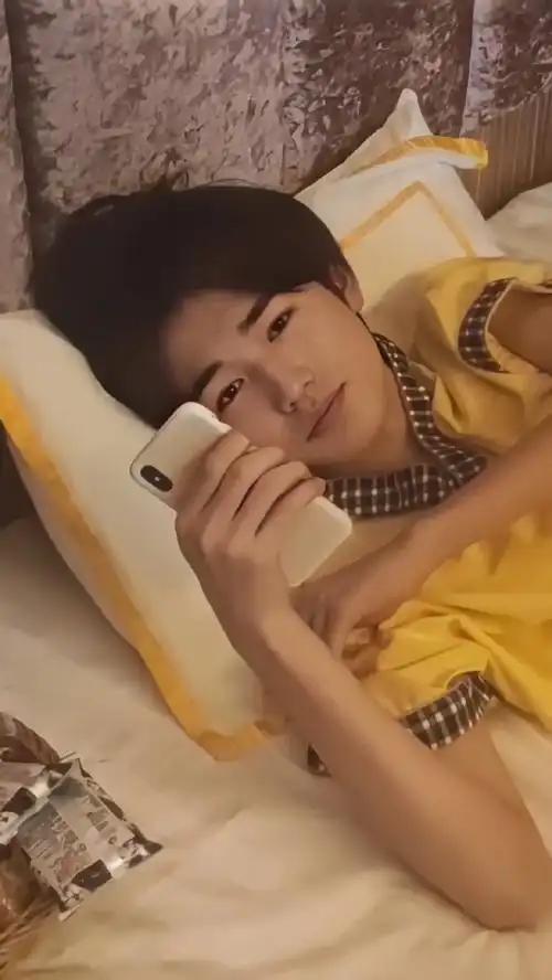 宋亚轩超话95#宋亚轩 爱与温柔#91女友视角 -下截修 无水印 抱图