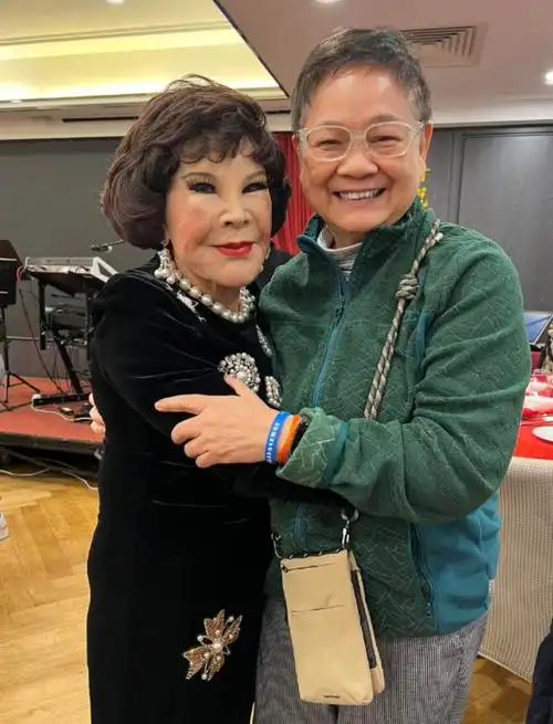 92岁黄夏蕙身家过亿却仍在卖唱,曾自曝长期接受政府资助及生果金_腾讯