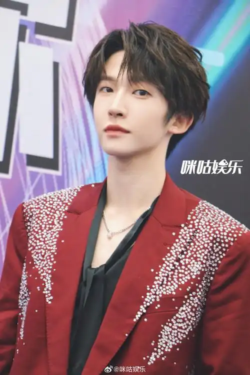 刘宇空降成都##咪咕在现场##刘宇红衣造型现身成都