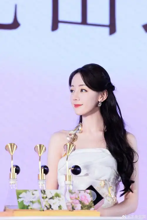 迪丽热巴超话  3月的第一天  一起来回顾热巴直播活动高清花絮图!