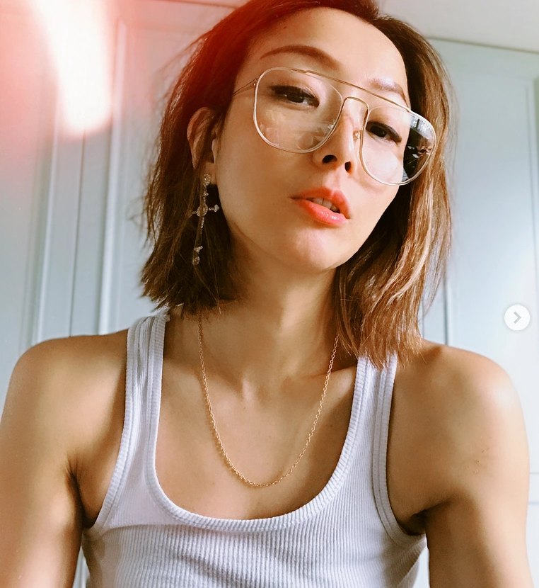 组图:郑秀文穿白色背心玩自拍 俏皮咬手指身材骨感迷人