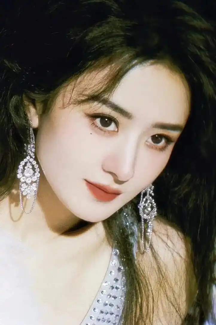 "下凡"#赵丽颖 #赵丽颖壁纸 #赵丽颖白色羽毛抹胸裙 #仙 - 抖音