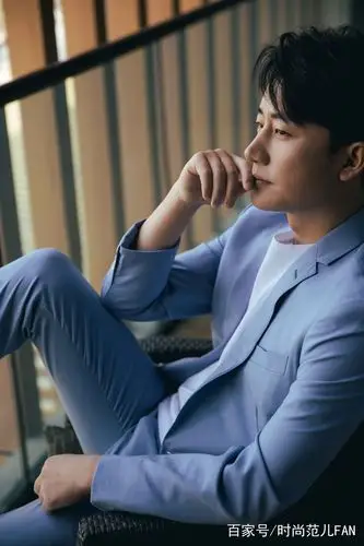 黄轩来到西安 身着蓝色西装帅气非凡!