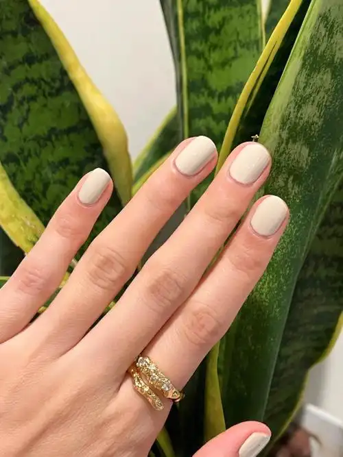 essie奶白色指甲油