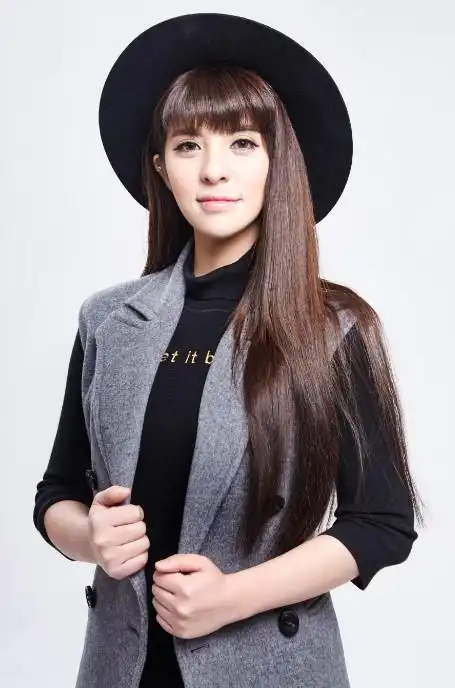 p>李邹珺(贝贝),1987年7月31日出生于湖北省武汉市,中国内地女歌手.