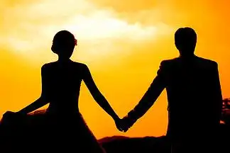 情人节情侣 i>剪 /i> i>影 /i>手牵手夕阳