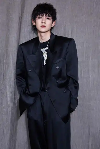 《我是唱作人》王源首期造型曝光,锡纸烫新发型酷帅十足