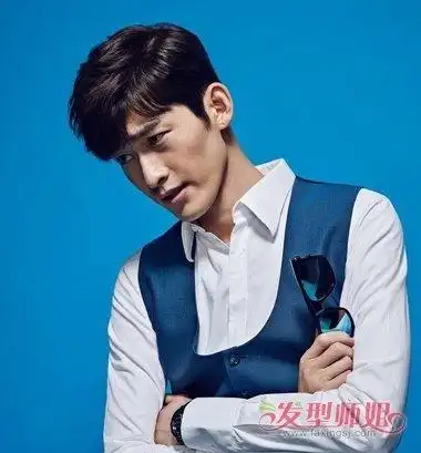 长脸男生斜刘海偏分短发发型