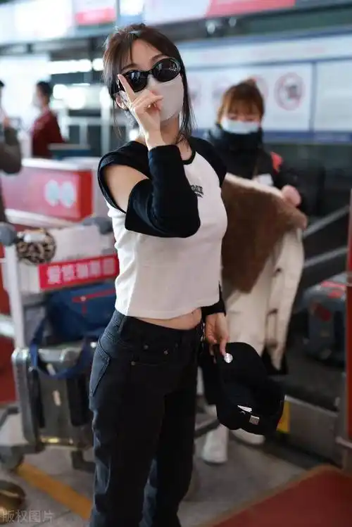 李菲儿现身北京机场 面对镜头花式摆拍