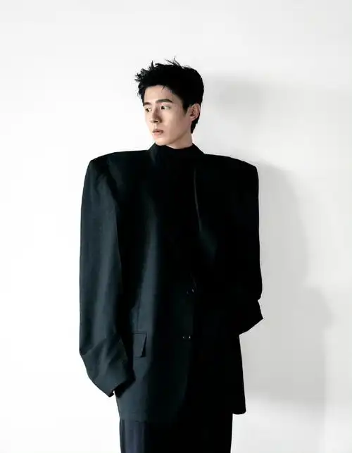 刘昊然垫肩#这个造型有点可爱#刘昊然肩宽