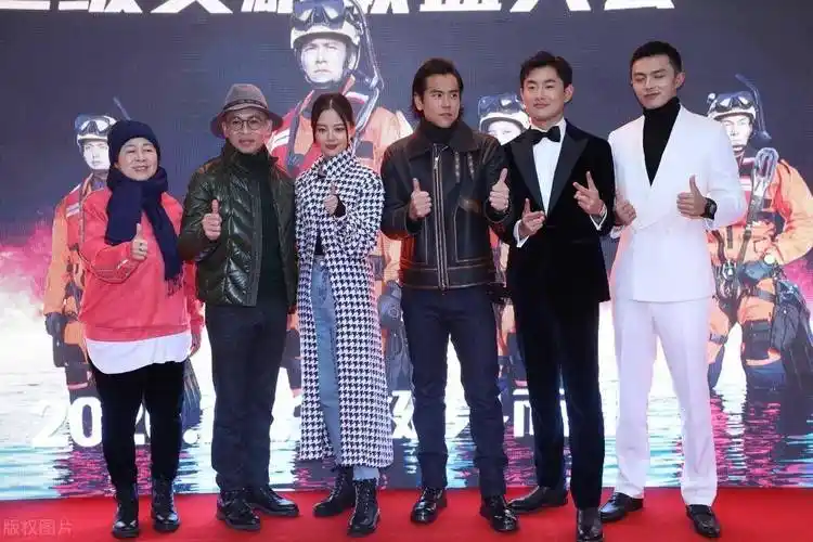 彭于晏现身发布会,皮夹克加侧背头男人味十足,就是裤子有点减分_整体