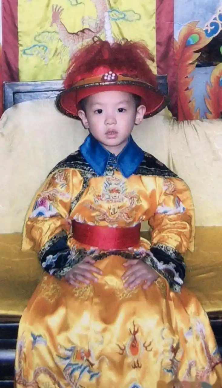 黄明昊童年照来了!  从小到大可可爱爱的justin黄明昊[大笑]