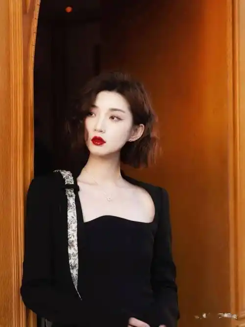 复古港风烫发女孩年底烫发约起来