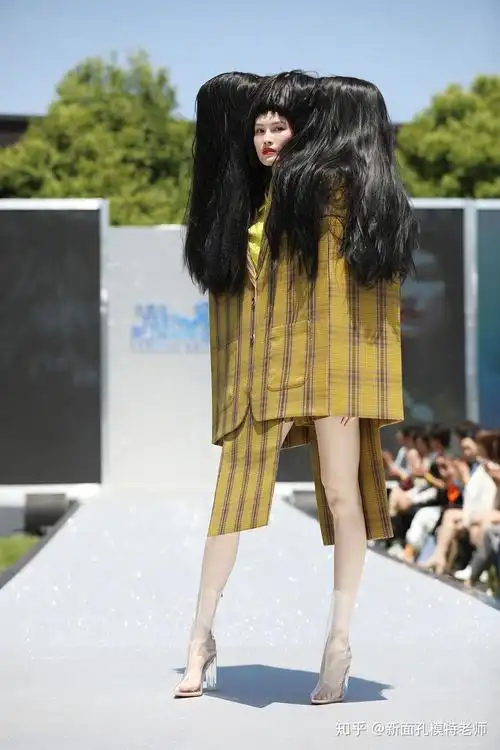 超模何穗登上奔跑吧节目,再次展示超模风范