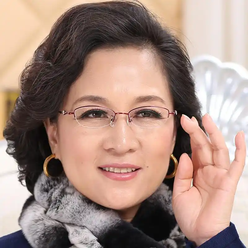 中年人的老花眼镜原来也很有范的,戴上看远看近很清楚又能显年轻