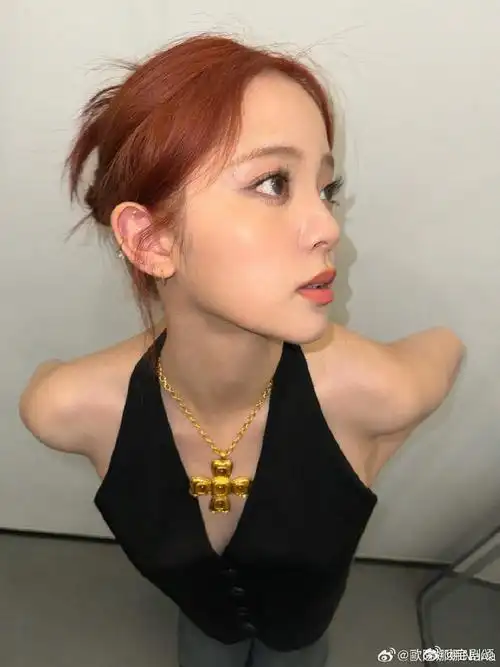 欧阳娜娜红色舞蹈鞋##欧阳娜娜黑色挂脖深v