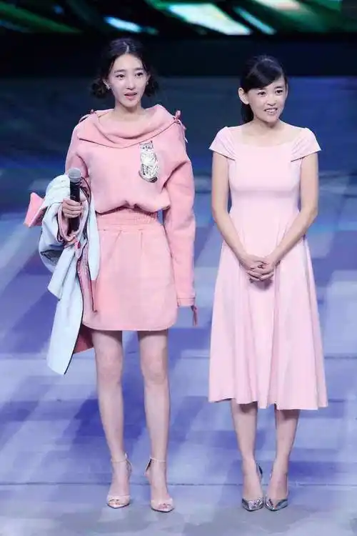 而且姐姐的颜值并不低于妹妹,姐姐关晓珊也是气质形象满分,和关晓彤像