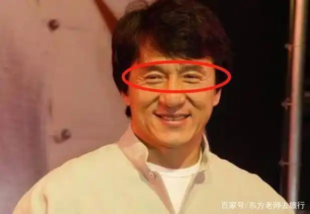 成龙被武侠小说大师古龙骂丑,后来成龙割了双眼皮,辨识度高了