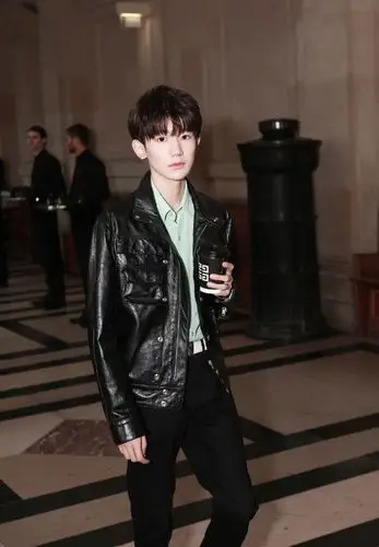 王源黑色皮衣酷雅帅气写真