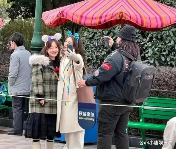 45岁薛佳凝和闺蜜上海聚餐打扮朴素无星味脸部皮肤松垮显苍老