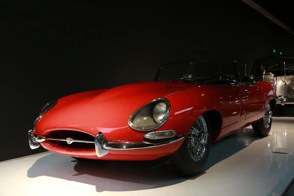 酷说经典车之捷豹e-type:恩佐·法拉利口中"史上最优美的汽车"