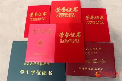 高家兄妹所获荣誉证书同时供两个大学生一个高中生读书,高家背后的