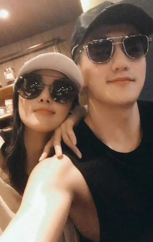 张馨予直播接长发主动cue老公何捷甜喊他我家那位好幸福