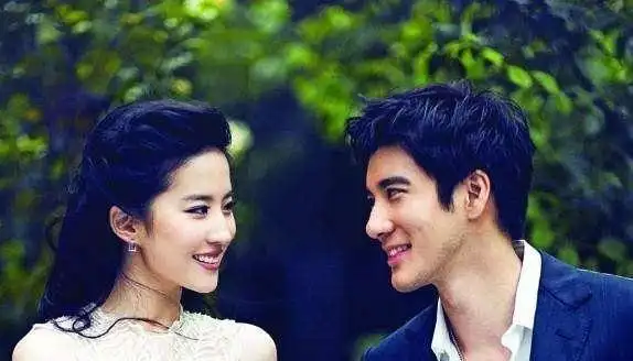 刘亦菲与3位男星的婚纱照,第二位最有距离感,与他最养眼