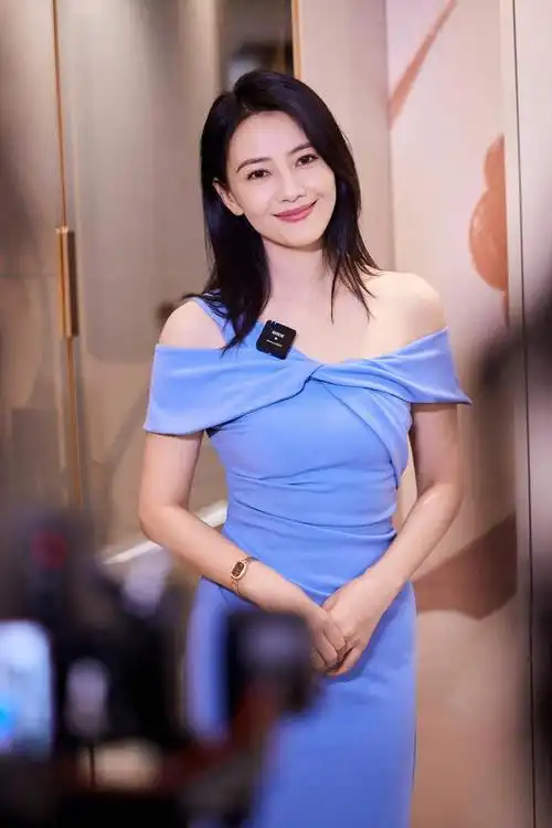 高圆圆身穿蓝色露肩礼服招牌笑容甜美治愈